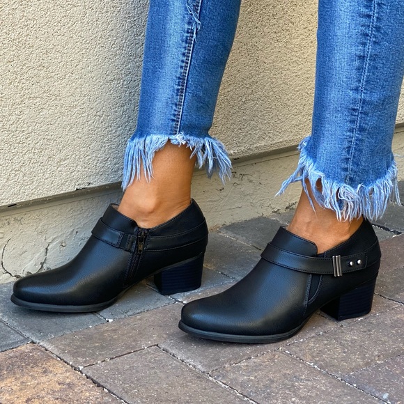 Black Modern Chic Kitten Block Heel Ankle Booties - Picture 3 of 10
